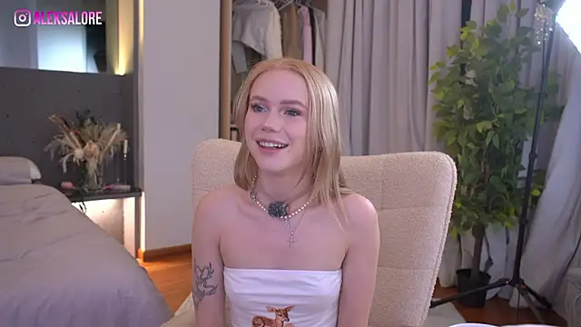 LexieLoree online show from May 22, 2026, 3:13 am