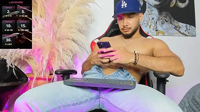 sanjuan01 online show from October 30, 2025, 8:42 pm