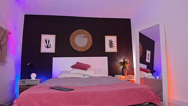 VioletPaket online show from September 20, 2025, 1:34 pm