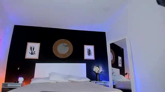 VioletPaket online show from October 18, 2025, 1:23 pm