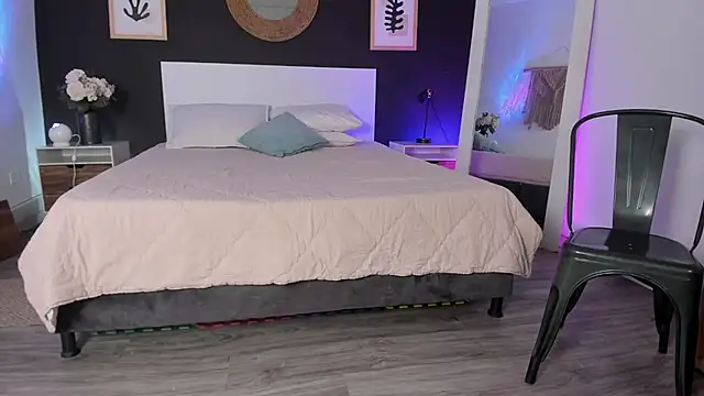 Snapshot of VioletPaket chatting on February 9, 2026, 11:36 am VioletPaket online show from February 9, 2026, 11:36 am