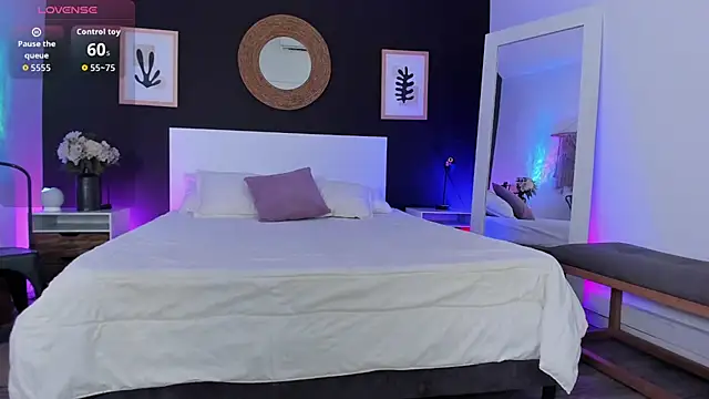 Snapshot of VioletPaket chatting on February 19, 2026, 12:12 pm VioletPaket online show from February 19, 2026, 12:12 pm