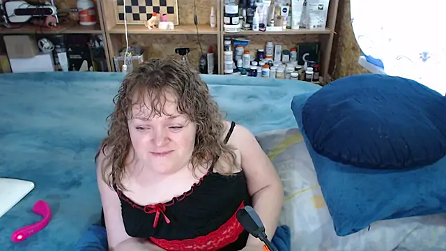 Snapshot of MiniNatalie chatting on October 4, 2025, 10:13 am MiniNatalie online show from October 4, 2025, 10:13 am