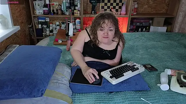 Snapshot of MiniNatalie chatting on November 7, 2025, 6:24 am MiniNatalie online show from November 7, 2025, 6:24 am