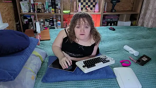 Snapshot of MiniNatalie chatting on November 10, 2025, 6:34 am MiniNatalie online show from November 10, 2025, 6:34 am