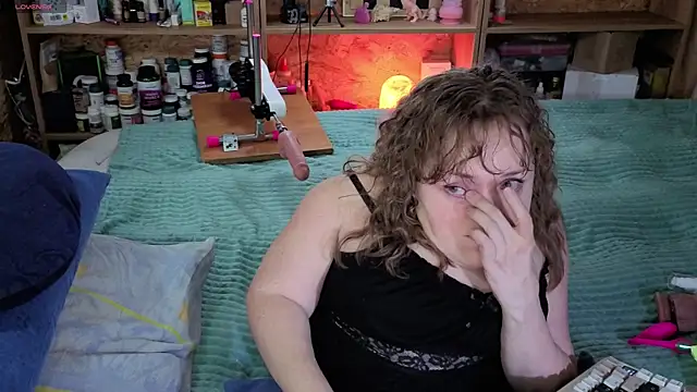 Snapshot of MiniNatalie chatting on November 11, 2025, 6:35 am MiniNatalie online show from November 11, 2025, 6:35 am