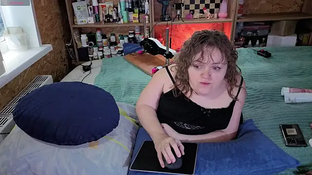 Snapshot of MiniNatalie chatting on November 14, 2025, 5:28 am MiniNatalie online show from November 14, 2025, 5:28 am