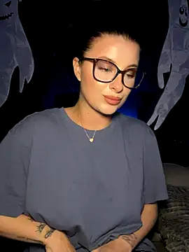 Mia-Minou online show from October 7, 2025, 9:45 pm