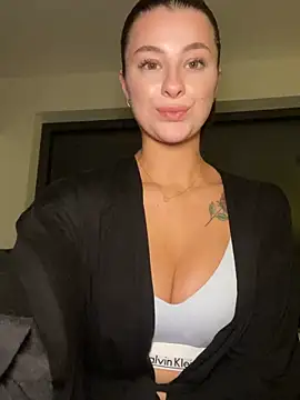 Mia-Minou online show from February 2, 2026, 11:03 pm