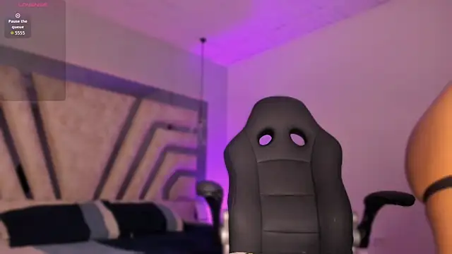  CurlyGirl  online show from September 12, 2025, 8:20 pm