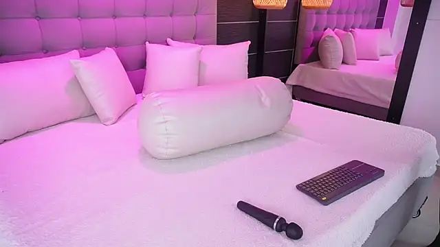 Bella TS  online show from February 7, 2025, 9:15 pm