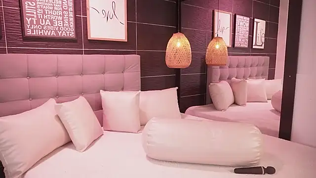 Bella TS  online show from December 4, 2025, 9:34 pm