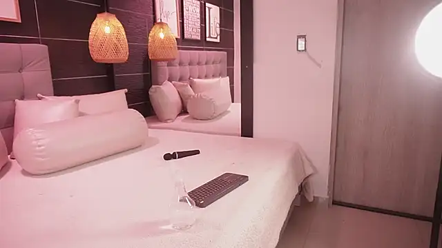 Bella TS  online show from December 16, 2025, 10:59 pm