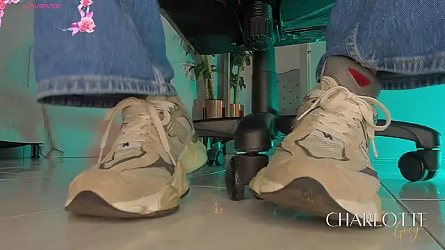 charlotte  grey online show from December 4, 2025, 7:55 pm