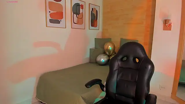 charlotte  grey online show from December 15, 2025, 1:37 pm