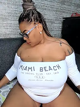 Snapshot of ExclusiveLeexx chatting on November 19, 2025, 4:07 pm ExclusiveLeexx online show from November 19, 2025, 4:07 pm