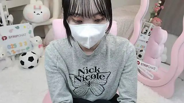 momo room online show from March 3, 2025, 1:42 pm