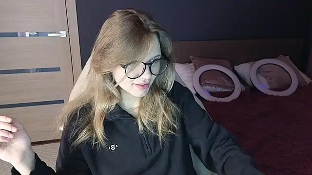 LitaBrom online show from October 18, 2025, 2:03 am