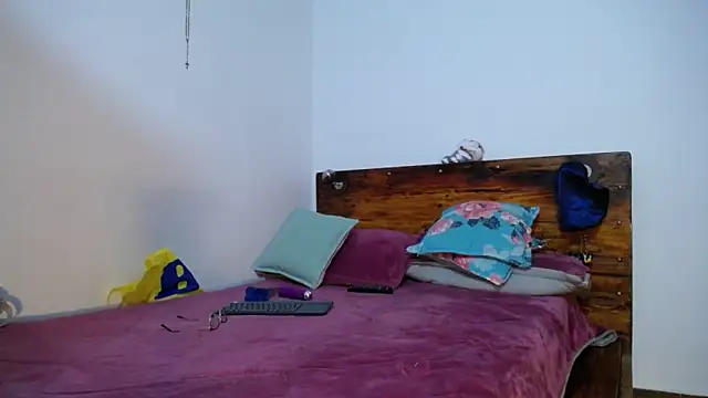 maryoriegil1 online show from November 14, 2025, 10:40 pm