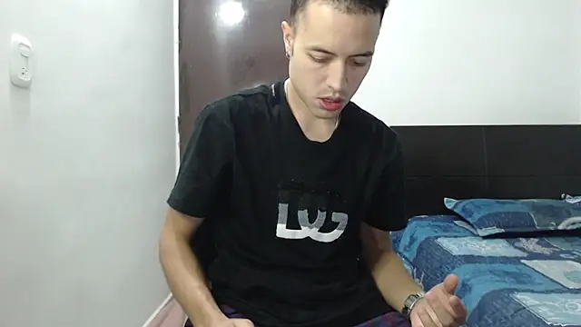 Snapshot of dimitriquiet05 chatting on December 14, 2024, 2:34 am dimitriquiet05 online show from December 14, 2024, 2:34 am