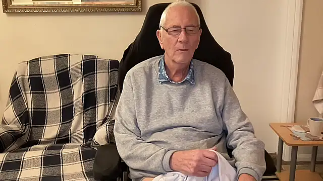 Snapshot of cutaboverest chatting on November 15, 2025, 6:04 pm cutaboverest online show from November 15, 2025, 6:04 pm