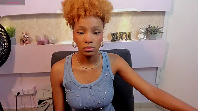 Snapshot of LiannaDixon chatting on December 27, 2024, 2:01 pm LiannaDixon online show from December 27, 2024, 2:01 pm