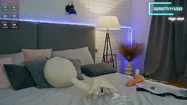 Selena Lily online show from September 29, 2025, 6:18 am