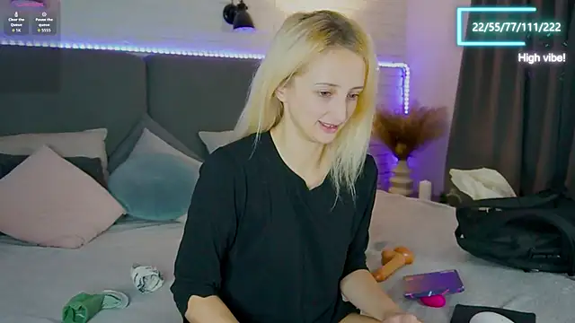 Selena Lily online show from October 8, 2025, 6:11 am