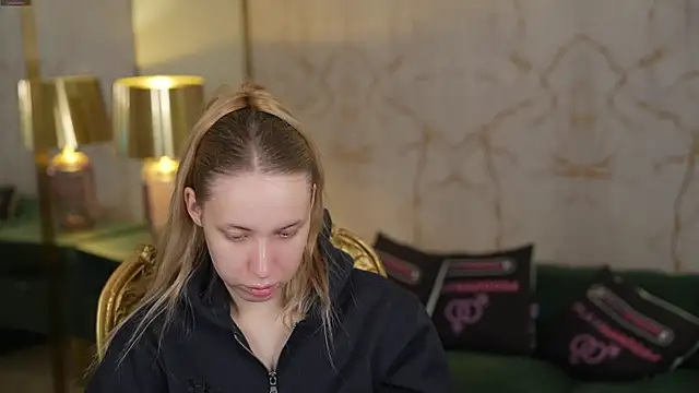 Linda054 online show from November 7, 2025, 2:22 am