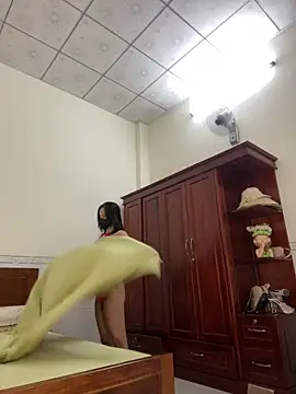 Snapshot of ___Erin___ chatting on April 16, 2026, 2:12 am Erin online show from April 16, 2026, 2:12 am