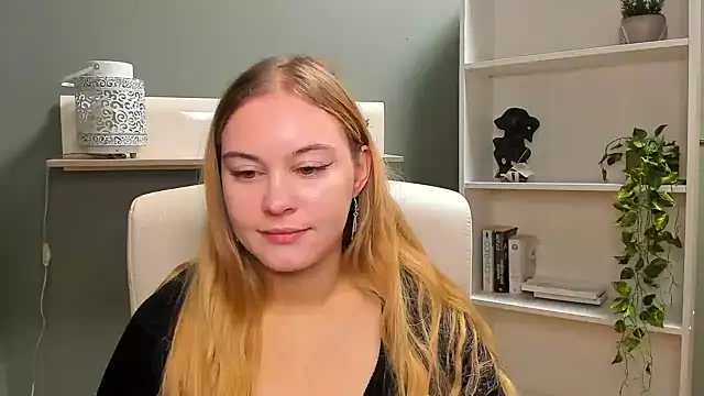 Snapshot of kitty_valeria chatting on December 21, 2024, 7:35 am kitty valeria online show from December 21, 2024, 7:35 am