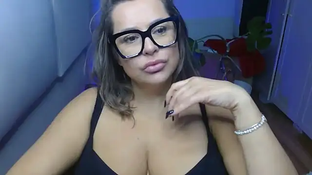 Snapshot of teaseDiana chatting on October 7, 2025, 6:43 am teaseDiana online show from October 7, 2025, 6:43 am