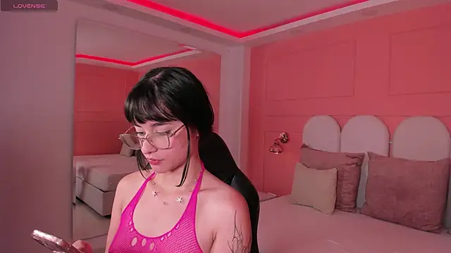 emilly williams  online show from December 9, 2024, 8:01 pm