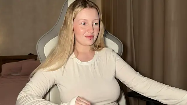 Snapshot of x_ivy_x chatting on October 24, 2025, 4:47 pm x ivy x online show from October 24, 2025, 4:47 pm