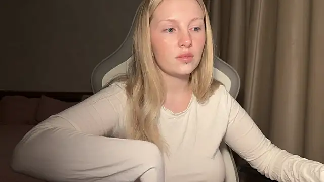 Snapshot of x_ivy_x chatting on November 19, 2025, 4:07 pm x ivy x online show from November 19, 2025, 4:07 pm