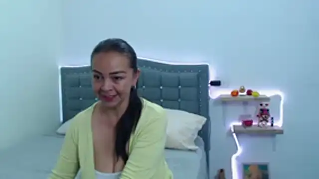 LiaDumond online show from November 13, 2025, 1:37 am