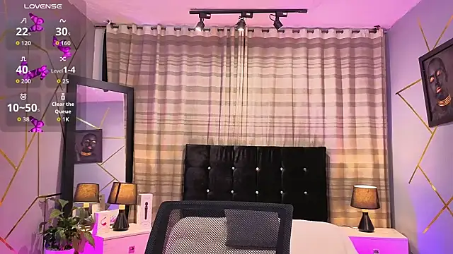 Megan Do Santos online show from November 6, 2025, 8:43 pm