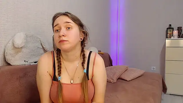 lovely hayley online show from January 3, 2025, 9:47 pm