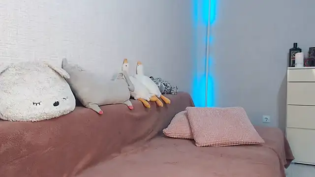 lovely hayley online show from October 3, 2025, 9:12 pm