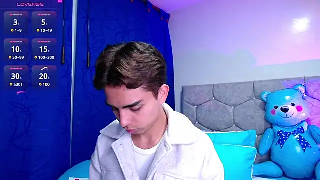 OwenBluee online show from February 2, 2025, 4:37 am