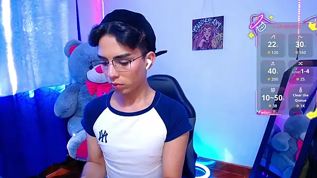Snapshot of OwenBluee chatting on June 11, 2026, 8:07 pm OwenBluee online show from June 11, 2026, 8:07 pm