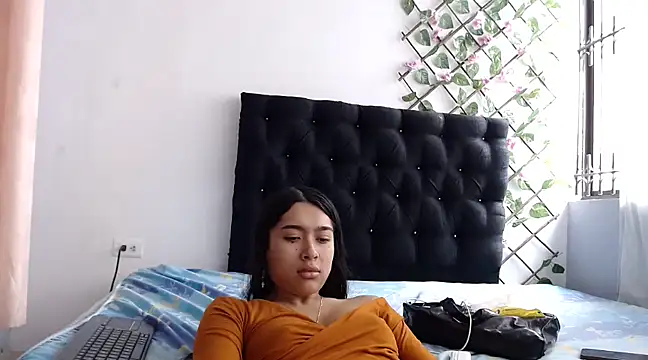Snapshot of SweetLatiin_ chatting on February 13, 2025, 3:24 pm SweetLatiin online show from February 13, 2025, 3:24 pm
