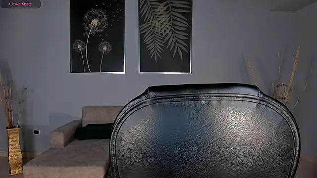 Snapshot of KatieStonne chatting on October 28, 2025, 3:32 am KatieStonne online show from October 28, 2025, 3:32 am