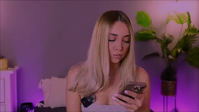 Snapshot of Jessielle chatting on November 17, 2025, 10:21 am Jessielle online show from November 17, 2025, 10:21 am