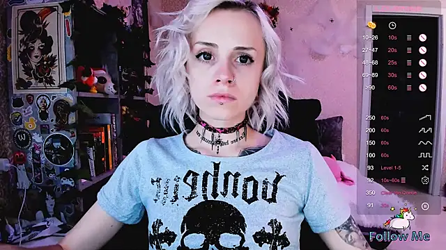 Snapshot of NaniMoore chatting on October 10, 2025, 8:41 pm NaniMoore online show from October 10, 2025, 8:41 pm