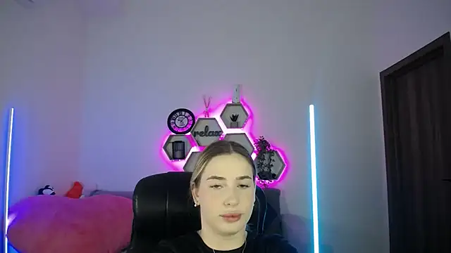 Snapshot of SabrinViolet chatting on October 5, 2025, 8:12 am SabrinViolet online show from October 5, 2025, 8:12 am