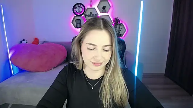 Snapshot of SabrinViolet chatting on October 6, 2025, 8:12 am SabrinViolet online show from October 6, 2025, 8:12 am