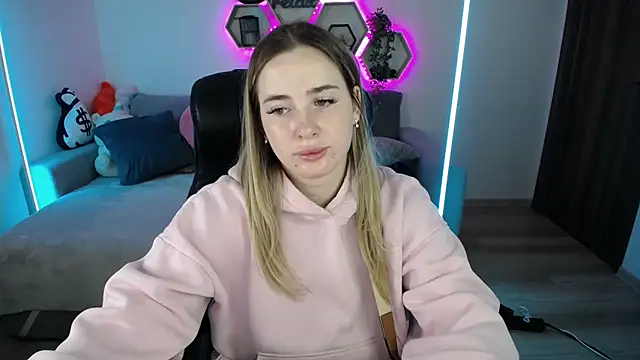 Snapshot of SabrinViolet chatting on October 18, 2025, 8:04 am SabrinViolet online show from October 18, 2025, 8:04 am