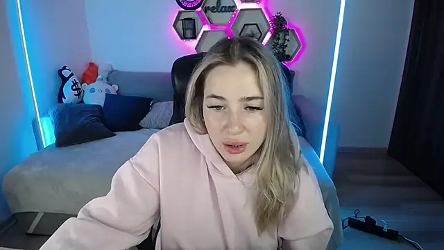 Snapshot of SabrinViolet chatting on November 2, 2025, 9:11 am SabrinViolet online show from November 2, 2025, 9:11 am