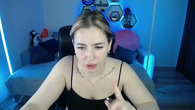 Snapshot of SabrinViolet chatting on November 4, 2025, 9:19 am SabrinViolet online show from November 4, 2025, 9:19 am